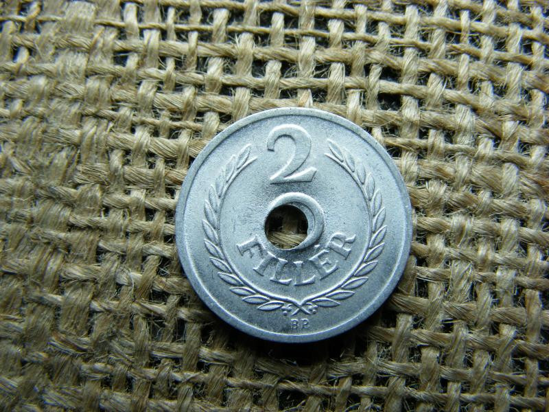 2 fillér 1962, félrelyukasztott