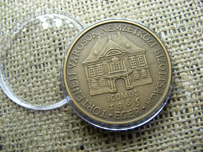 Bronz emlékérem, Eger 1985, Történelmi városok