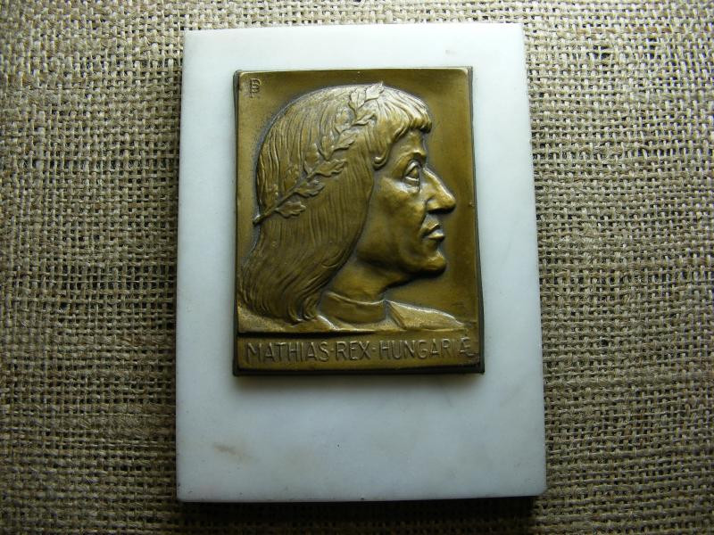 Mátyás Király bronz plakett, márvány talpazaton