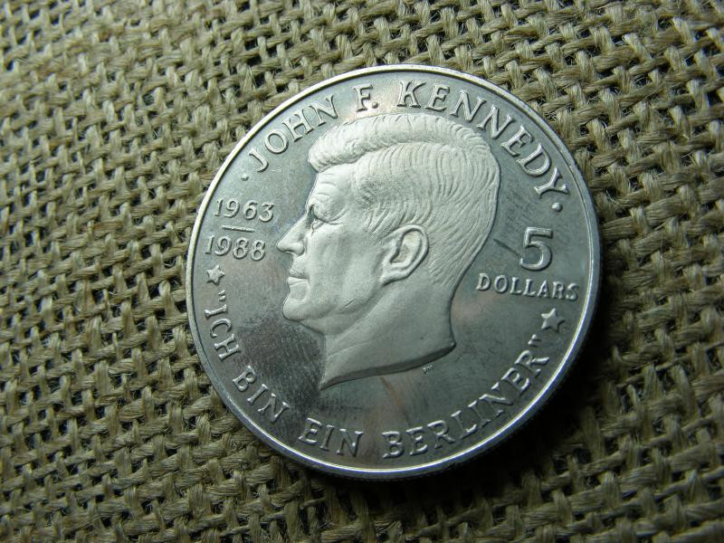 Niue 5 dollár, 1988, Elizabeth II és JF Kennedy