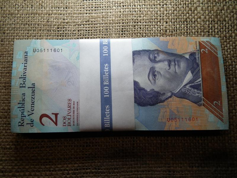 Venezuela 2 bolivares, 2013, 100 db banki köteg