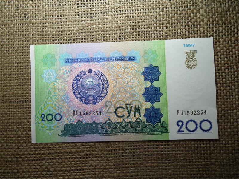 Üzbegisztán 200 som bankjegy, 1997, hajtatlan