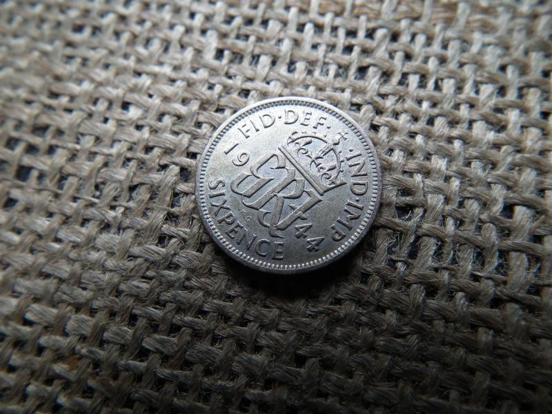 Ezüst 6 pence érme, 1944