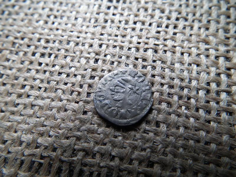 I. Nagy Lajos denár, 1373-1382, szerecsen fej, verdejelváltozatok