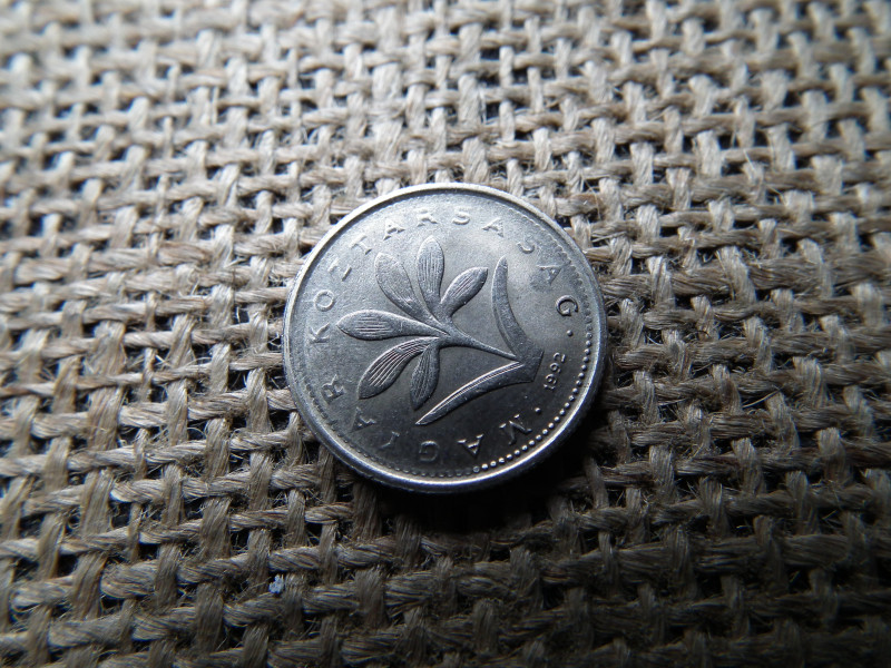 2 forint 1992 extra  , verdehibás ,olajos verőtő 