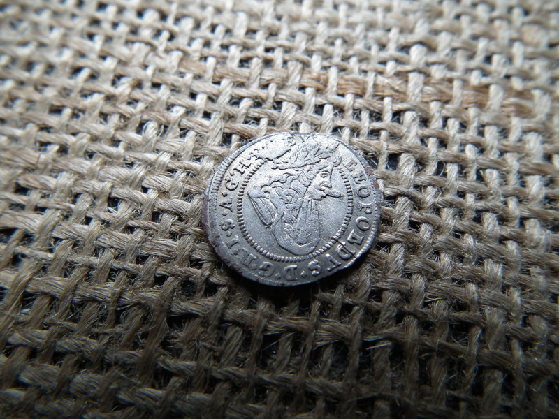 I. Lipót , ezüst 1 krajcár 1699 MMW , Szilézia , verdehibás , verőtőcsorbulás ! Szivarozó Lipót 