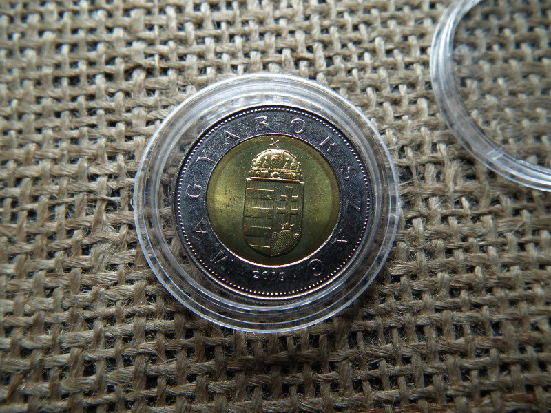 100 forint 2019 , verdehibás  , dudorok a MAGYARORSZÁG résznél 