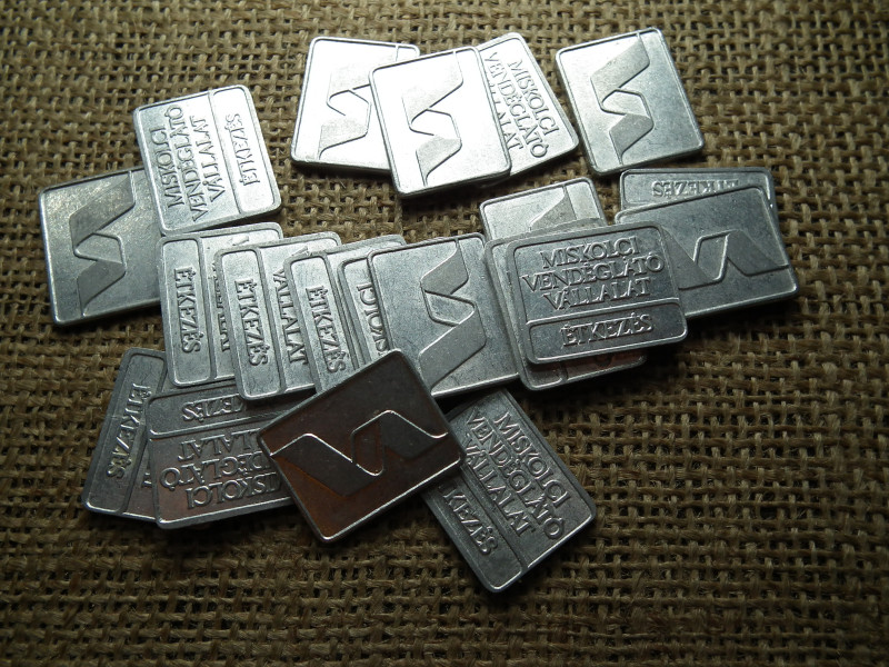 Miskolci / étkezés / Vendéglátóipari Vállalat / nényszögletű , Miskolc , zseton , bárca , ár/db