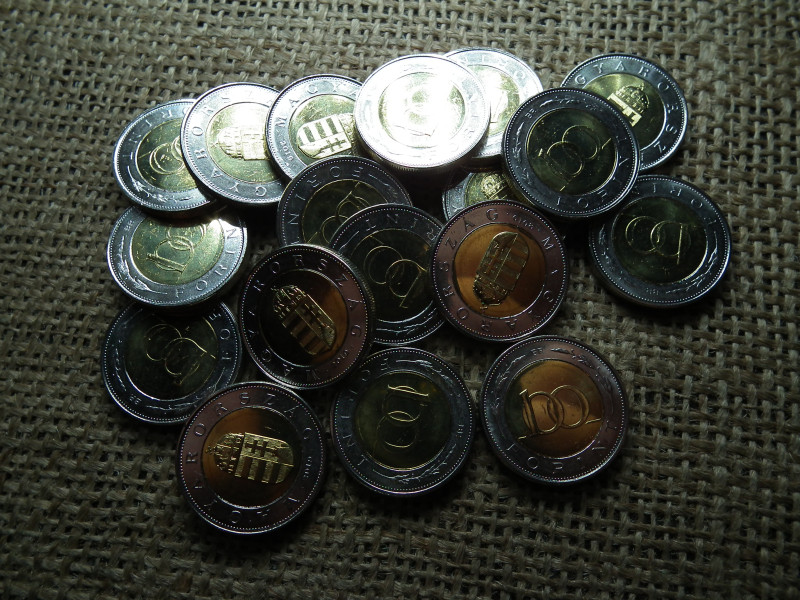 100 forint 2019 , mágnesezhető , roniból , verdefényes ! Ár / db