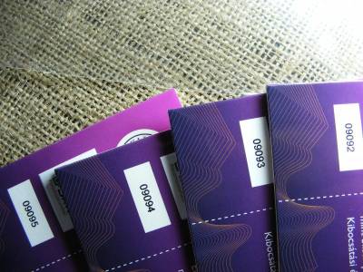 100 forint 2022, Pénzmúzeum bliszter, elsőnapi veret, sorszámkövető