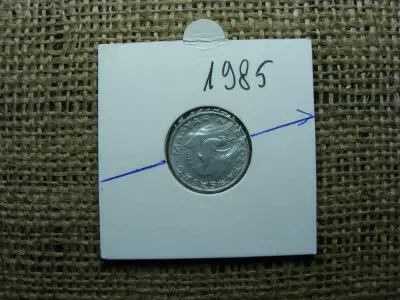 10 fillér 1985, verdehibás, elfordult