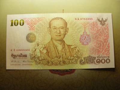 Thaiföld 100 baht bankjegy, 2011, V2