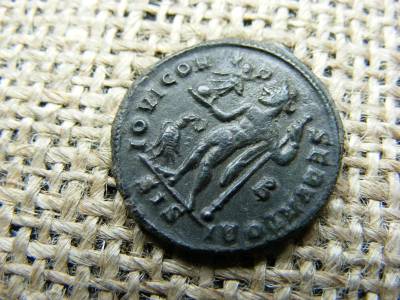 Nagy Konstantin Follis, 4. század, ritkább verde