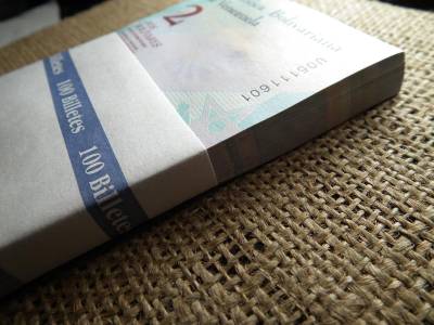 Venezuela 2 bolivares, 2013, 100 db banki köteg