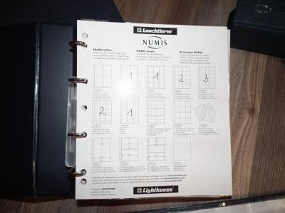 Kék Leuchtturm NUMIS érmealbum és védőkazetta, 10 lappal