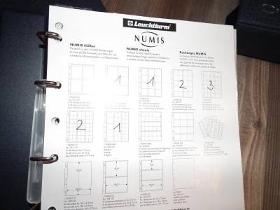 Kék Leuchtturm NUMIS érmealbum és védőkazetta, 10 lappal