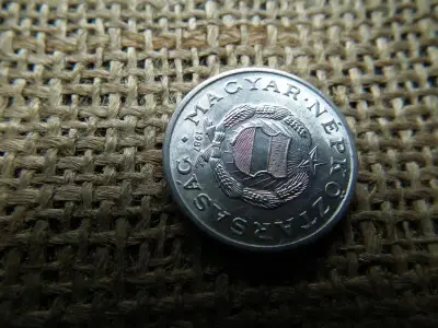 1 forintos érme, 1987, verdehibás, sugaras, verőtőcsorbulás