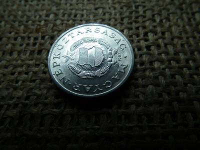 1 forintos érme, 1987, verdehibás, sugaras, verőtőcsorbulás