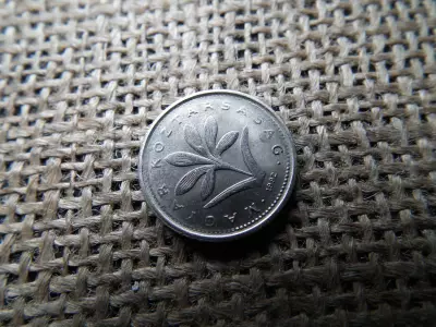 2 forint 1992 extra  , verdehibás ,olajos verőtő 