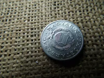 1 forint 1977 , verdehibás , sugaras !  Csillag sugarai nem érik el a búzakalászt