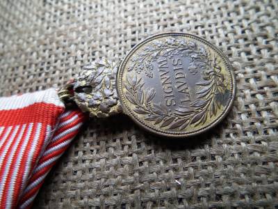   IV. Károly Bronz Katonai Érdemérem Signum Laudis , szalaggal 