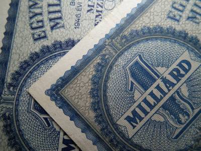 Egymilliárd Milpengő 1946 , ritka , barna alapnyomat ! + egy normál ! 2db