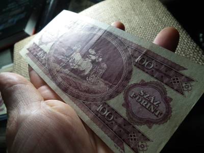 100 forint 1984 , ritkább , fordított hátlapi alapnyomat 