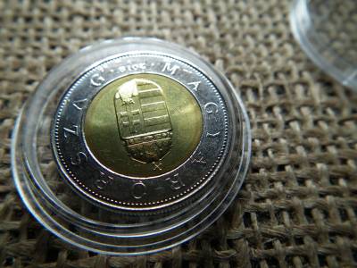 100 forint 2019 , verdehibás  , dudorok a MAGYARORSZÁG résznél 