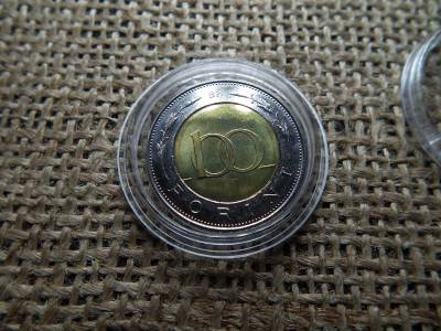 100 forint 2019 , verdehibás  , dudorok a MAGYARORSZÁG résznél 