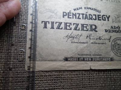 Tízezer nem kamatozó Pénztárjegy 1946 , 10000 adópengő , nagyobb , nem lett levágva méretre ! Nyomdahibás , R Tízezer nem kamatozó Pénztárjegy 1946 , 10000 adópengő , nagyobb , nem lett levágva méretre ! Nyomdahibás , R