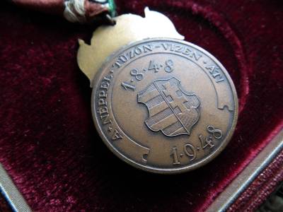 Petőfi 100 , Zománcozott emlékérem 1948 - eredeti szalagján , eredeti dobozában ! 1848 ! A néppel tűzön vízen át !