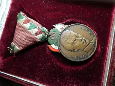 Petőfi 100 , Zománcozott emlékérem 1948 - eredeti szalagján , eredeti dobozában ! 1848 ! A néppel tűzön vízen át !