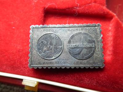 SZOVJET - MAGYAR ŰRREPÜLÉS PLAKETT és JELVÉNY 1980 EZÜST , Interkozmosz , doboz sérült ! Bélyegérem , kitűző 