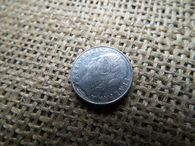 Olaszország 100 líra 1992 , lire , verdehibás , idegen anyag benyomódás ! Hibás Olaszország 100 líra 1992 , lire , verdehibás , idegen anyag benyomódás ! Hibás