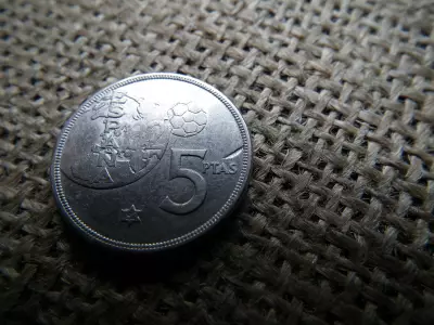 Spanyolország 5 pesetas 1980 , 1982 , Peseta ,  , verdehibás , idegen anyag benyomódás ! Hibás 