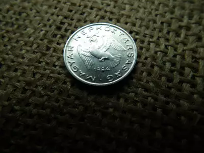 10 fillér 1984 ,  , verdehibás , kicsorbult verőtő , évszám ! Hibás 