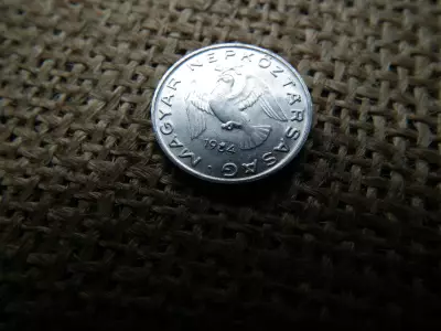 10 fillér 1984 , verdehibás , kicsorbult verőtő , évszám ! Hibás