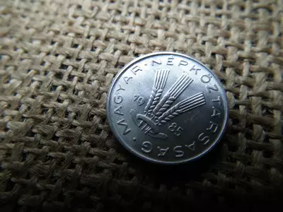 20 fillér 1985 ,  , verdehibás , kicsorbult verőtő , évszám ! Hibás 