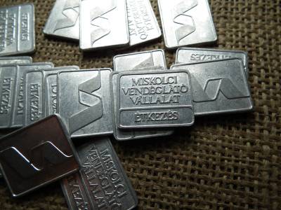 Miskolci / étkezés / Vendéglátóipari Vállalat / nényszögletű , Miskolc , zseton , bárca , ár/db Miskolci / étkezés / Vendéglátóipari Vállalat / nényszögletű , Miskolc , zseton , bárca , ár/db