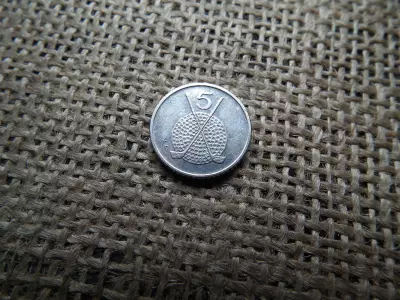 Man szigetek 5 penny 1995 , pence - II. Erzsébet golflabda és ütők