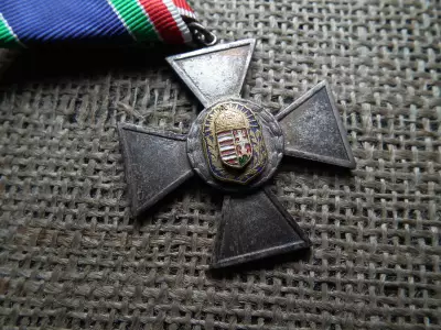 Vitézi Rend Ezüst Érdemkereszt , zománcozott, ezüstözött fém kitüntetés mellszalagon