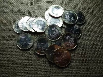 200 forint 2024 , roniból , verdefényes ! Ár / db